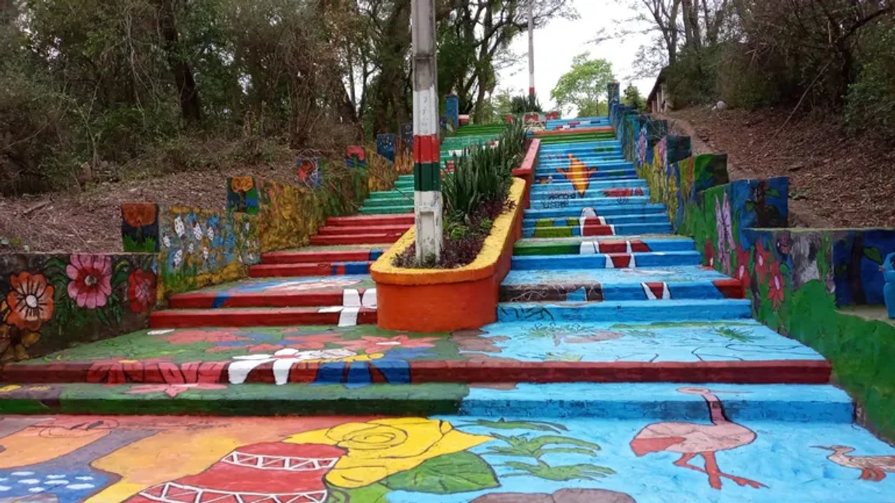 Escadaria colorida em Areguá
