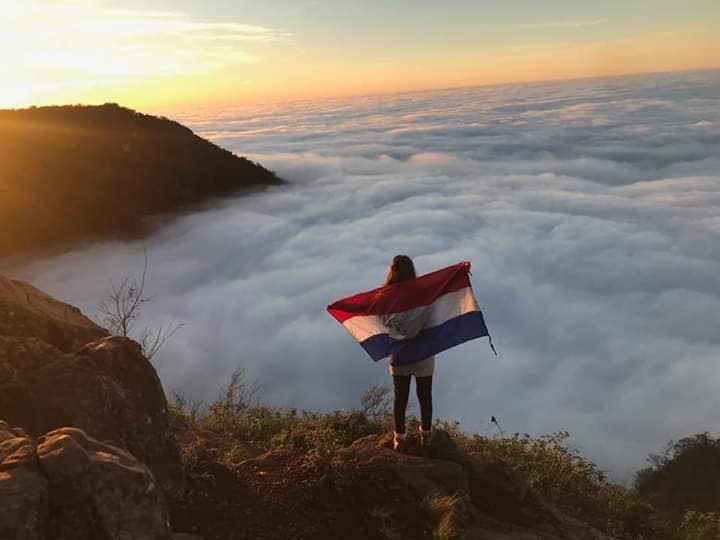 Vista do Cerro Tres Kandú com bandeira do Paraguai