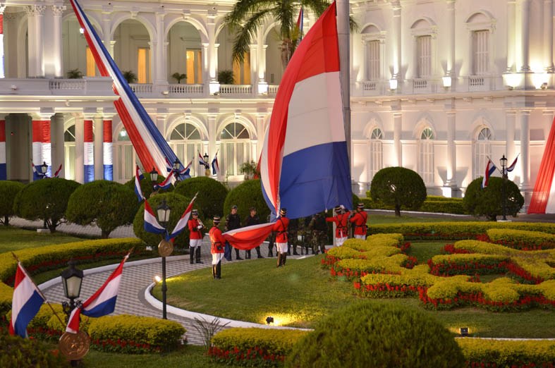 Cerimônia da bandeira no Palácio de López em Asunción