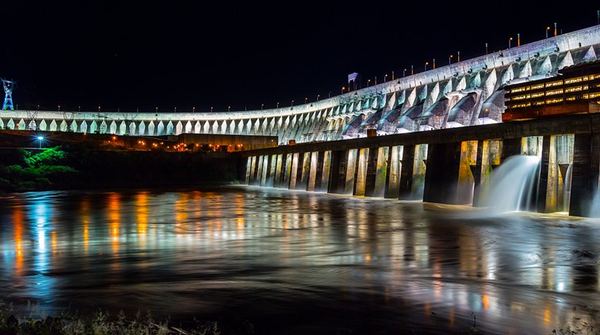 Itaipu Binacional iluminada à noite