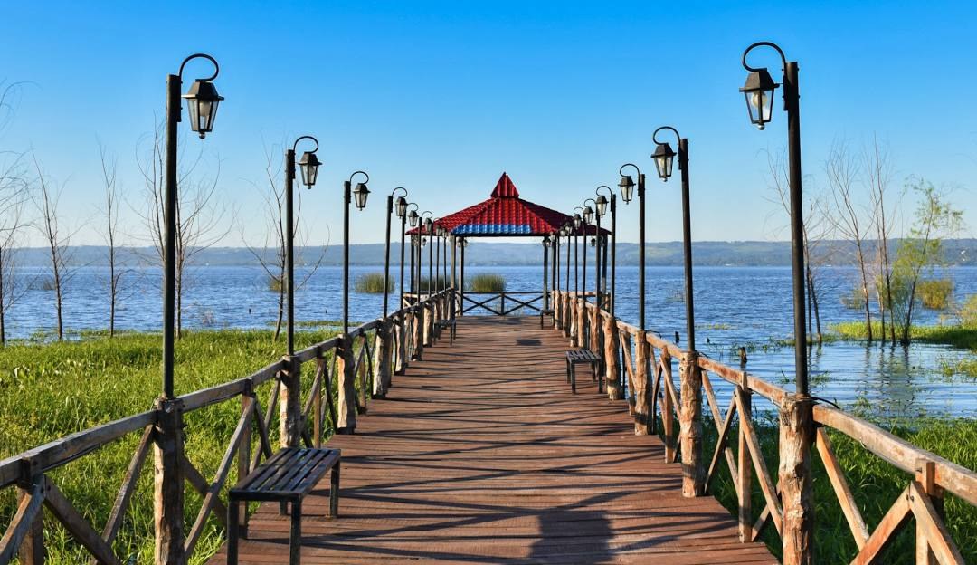 Píer no Lago Ypacaraí em San Bernardino