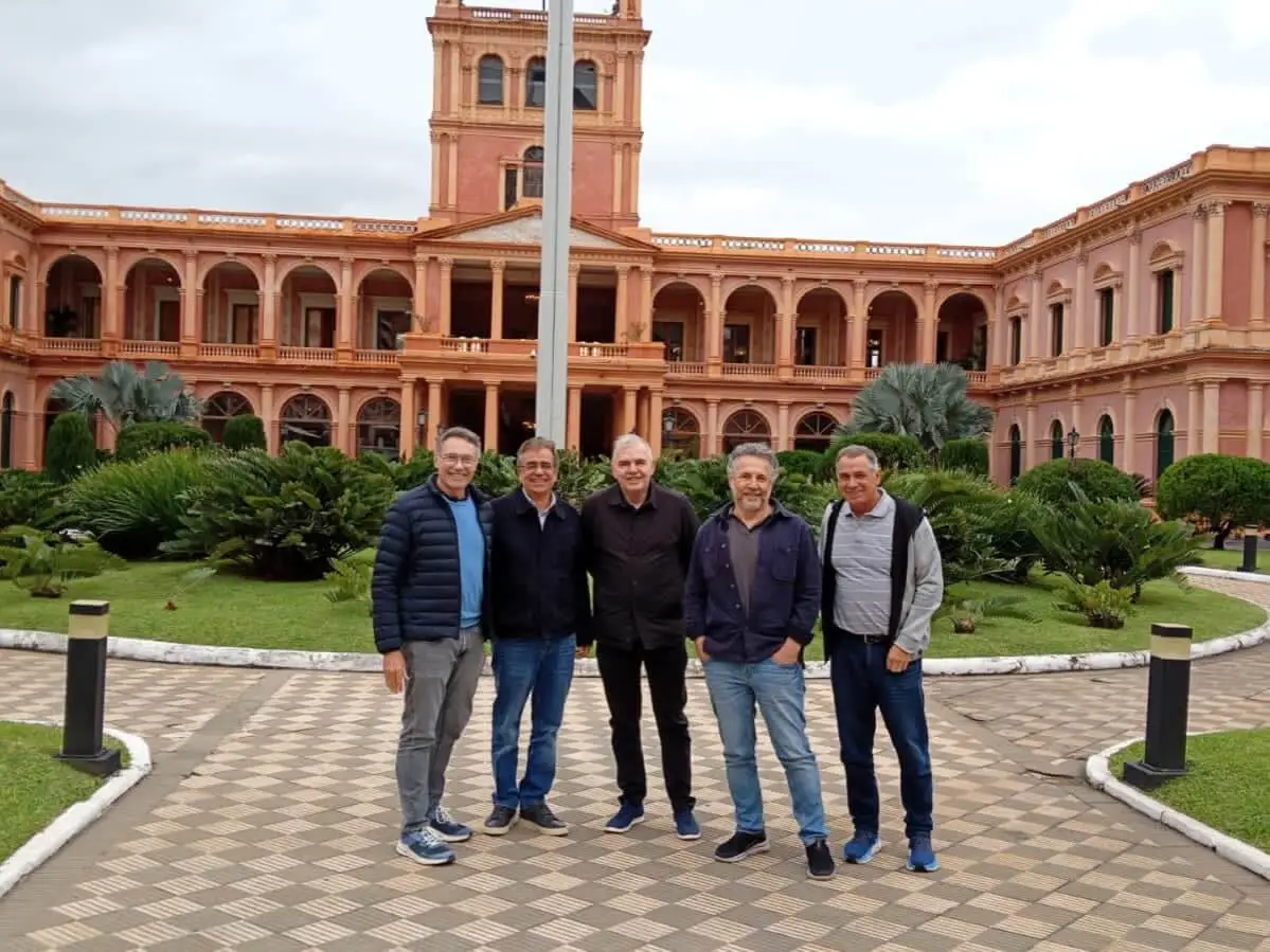 Viajantes em frente a um edifício histórico do Paraguai