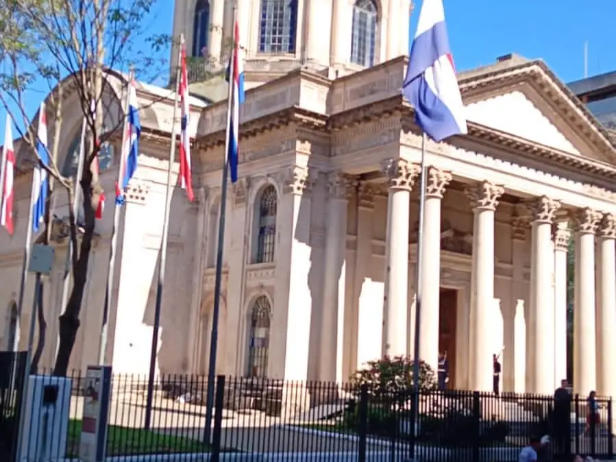 Edifício histórico decorado com bandeiras do Paraguai