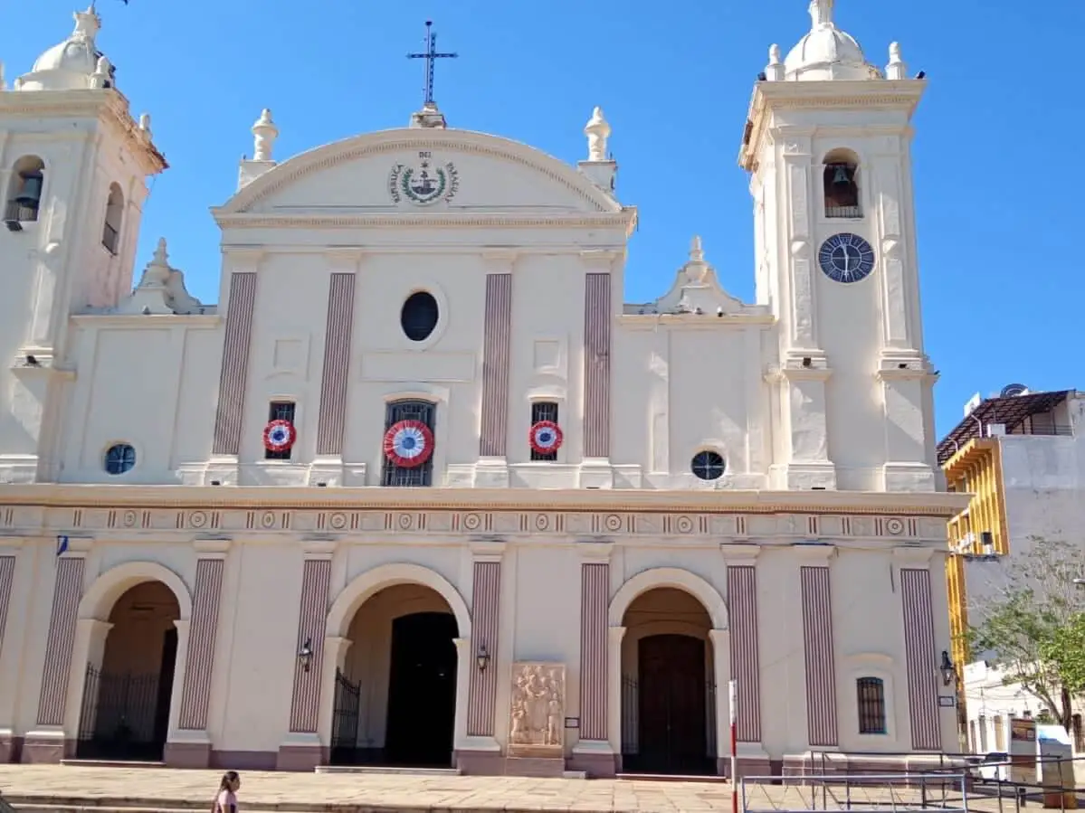 Fachada de uma igreja histórica no Paraguai