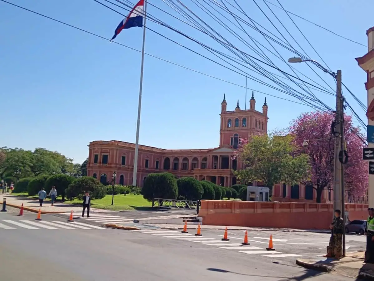 Palácio de López e bandeira do Paraguai
