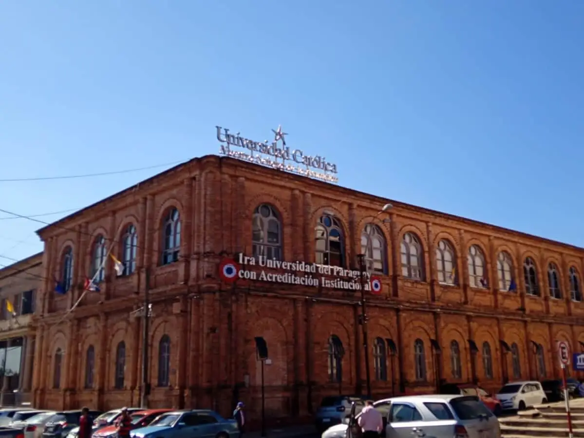 Fachada da Universidade Católica no Paraguai