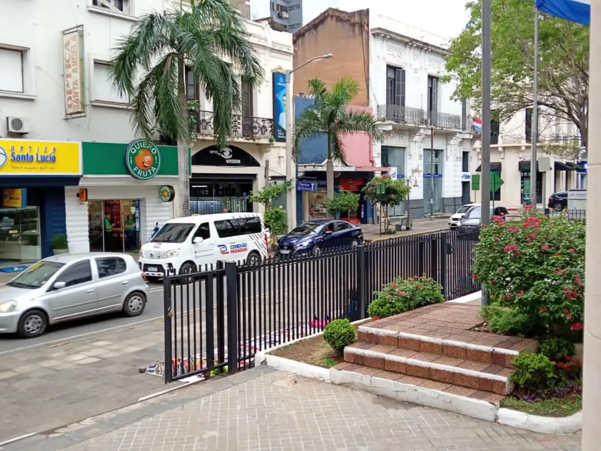 Van da Conexão Paraguai em uma rua da cidade
